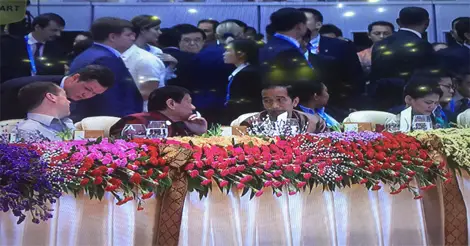 Duterte sits between Widodo Medvedev